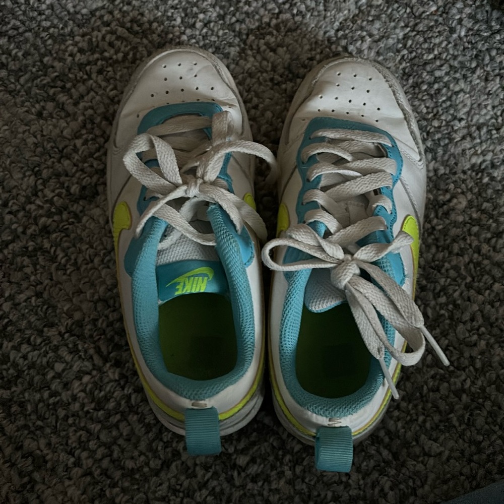 Nikes girls shoes